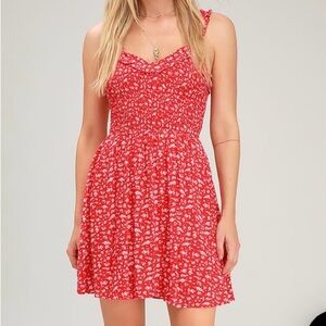 🆕💃🏻 NWT Lulus red floral dress